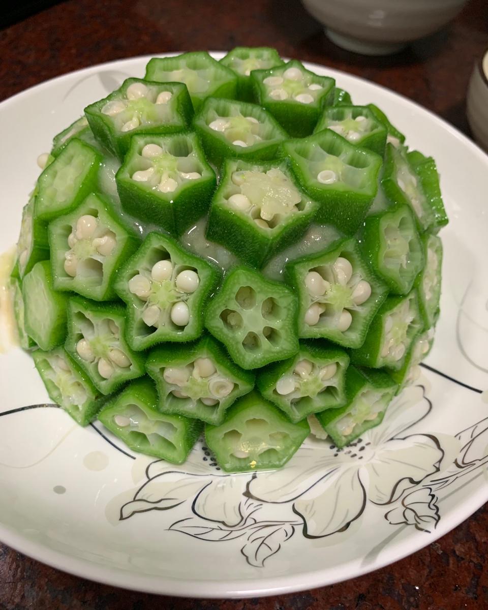 这绝对是秋葵颜值最高的做法，好看又好吃，端上桌最先光盘