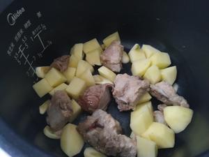 家常菜｜一个电饭锅就能做的电饭锅懒人排骨炖土豆的做法 步骤2