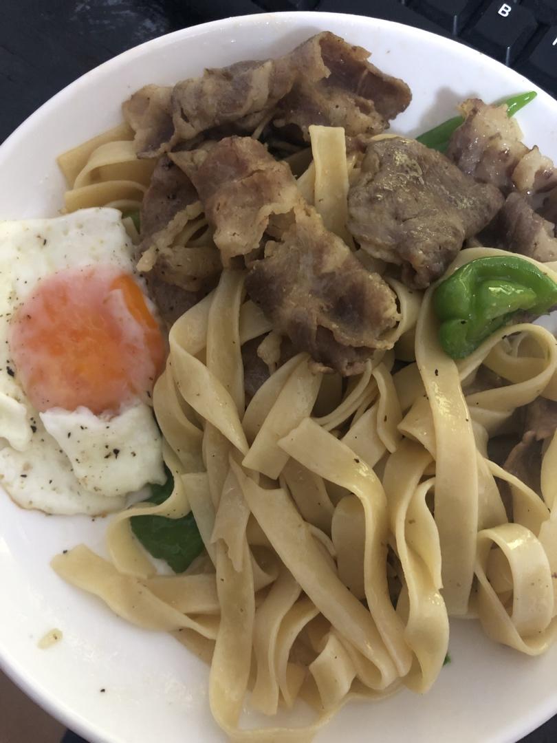 清理冰箱剩菜——青椒肥牛意面