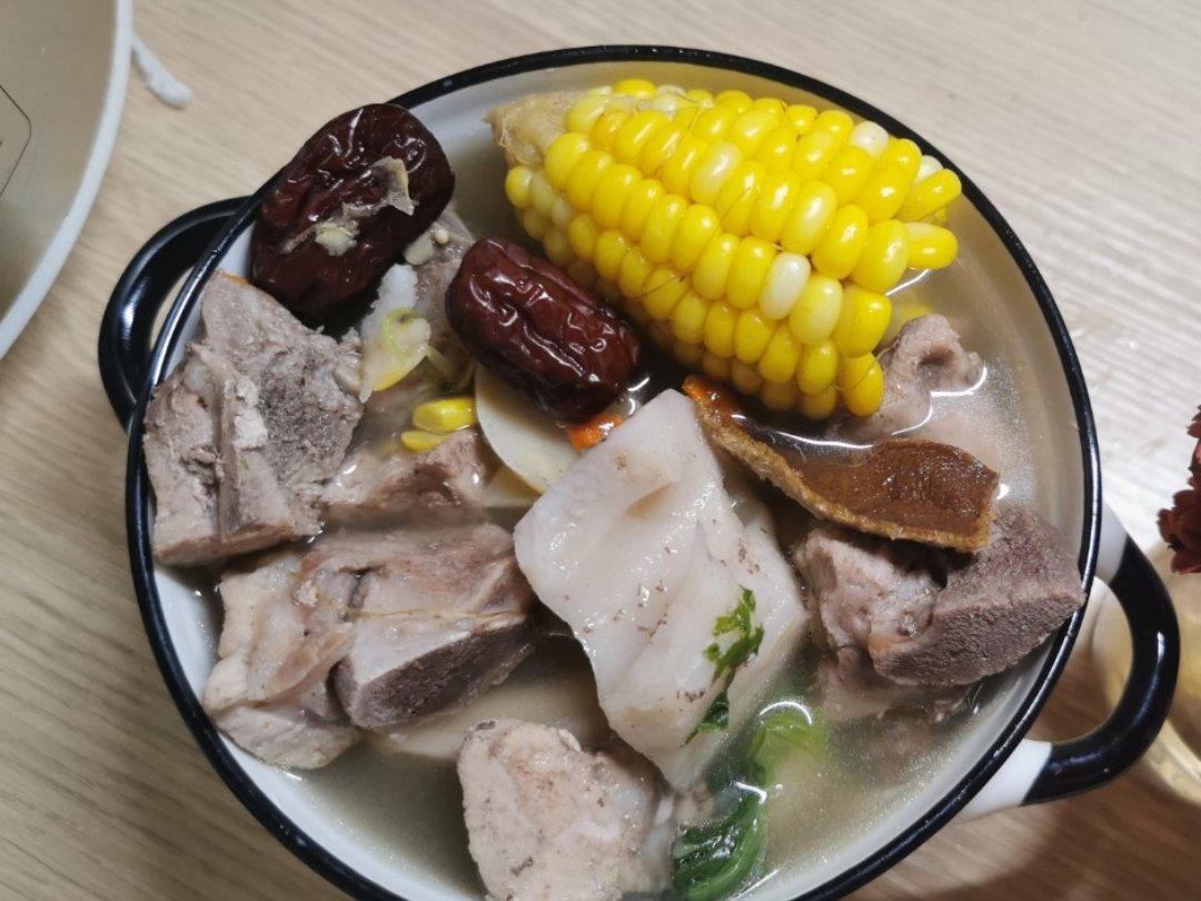 胡萝卜玉米排骨汤