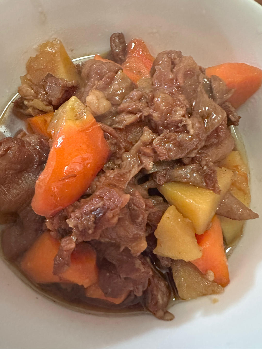 筋头巴脑（就是带肉的牛蹄筋）炖红萝卜土豆（比外面买成品实惠很多）