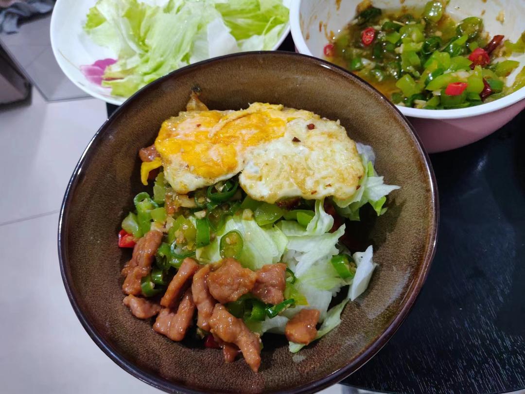 生菜牛肉拌饭