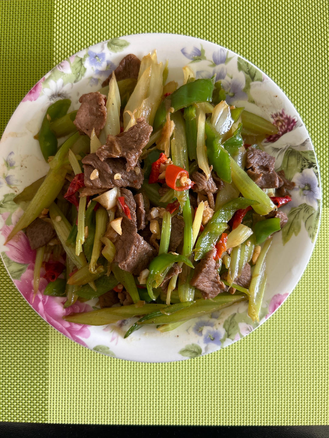 好吃到邻居敲门蹭饭的芹菜炒牛肉！