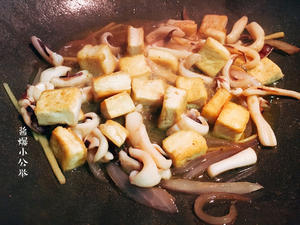 铁板鱿鱼焖豆腐的做法 步骤7