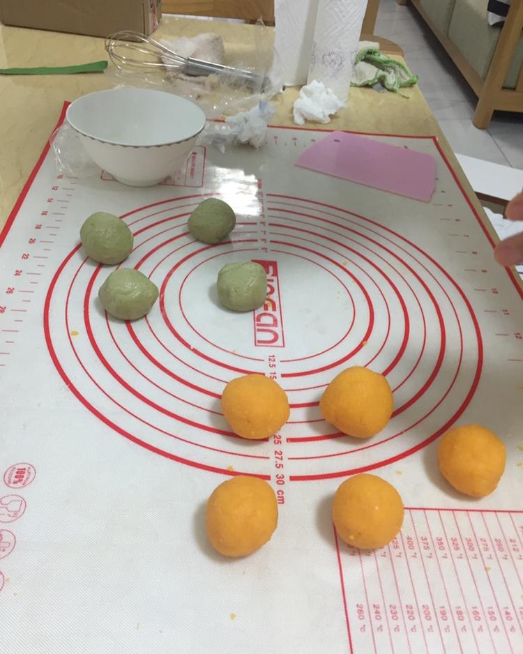 咸甜的味道刚刚好：港式金沙奶黄月饼（含金沙馅做法）