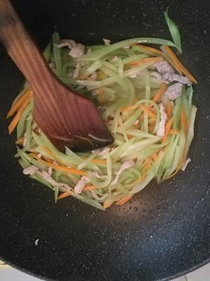 三丝菜：莴笋胡萝卜肉丝的做法 步骤2