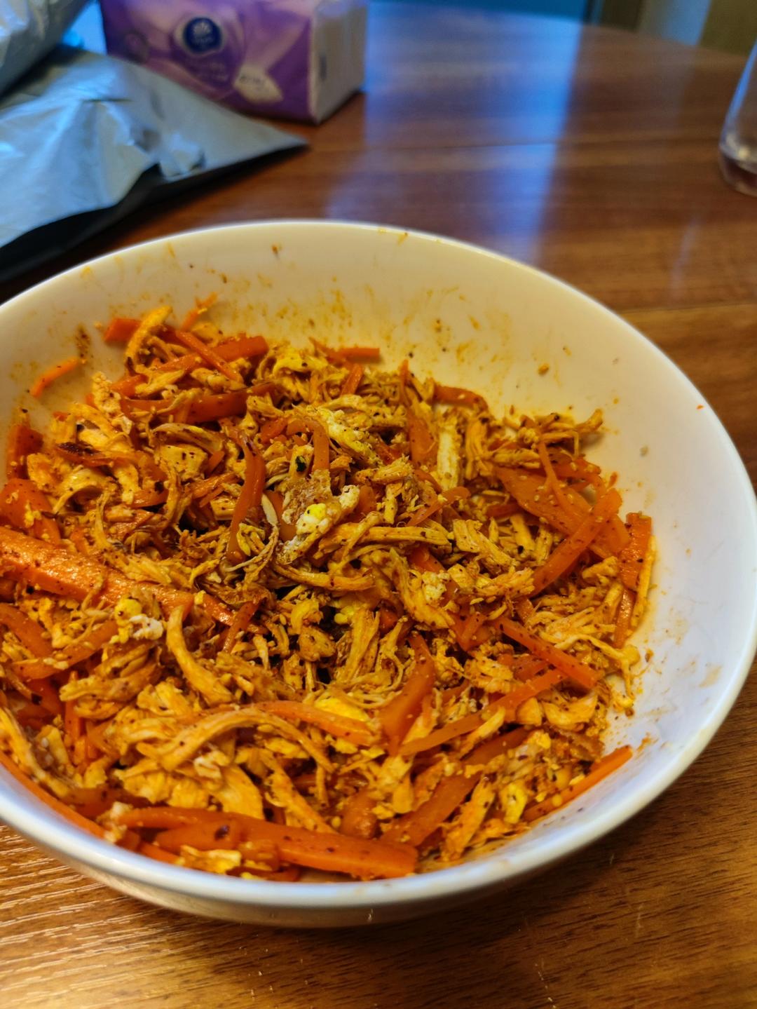 手撕麻辣鸡丝，麻麻辣辣的感觉很夏天