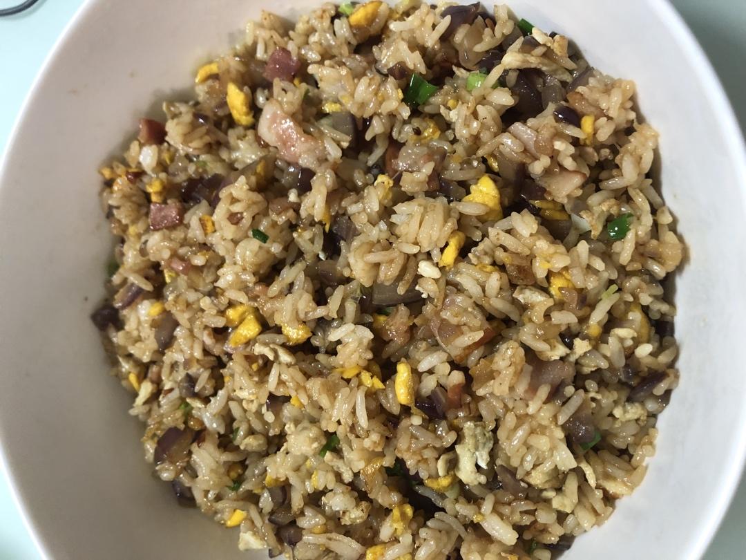 厨师长教你：“酱油炒饭”的家常做法，里面满满的小技巧，很受用