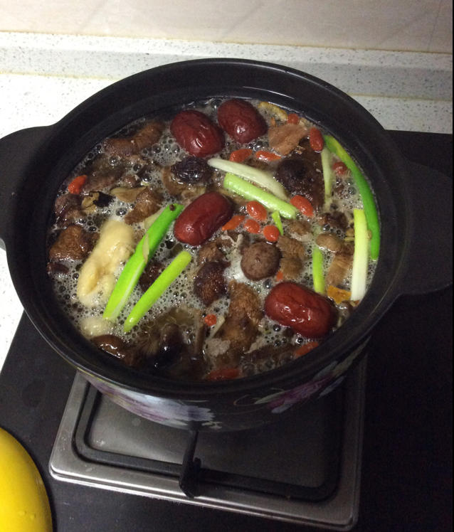 鸡腿炖榛磨