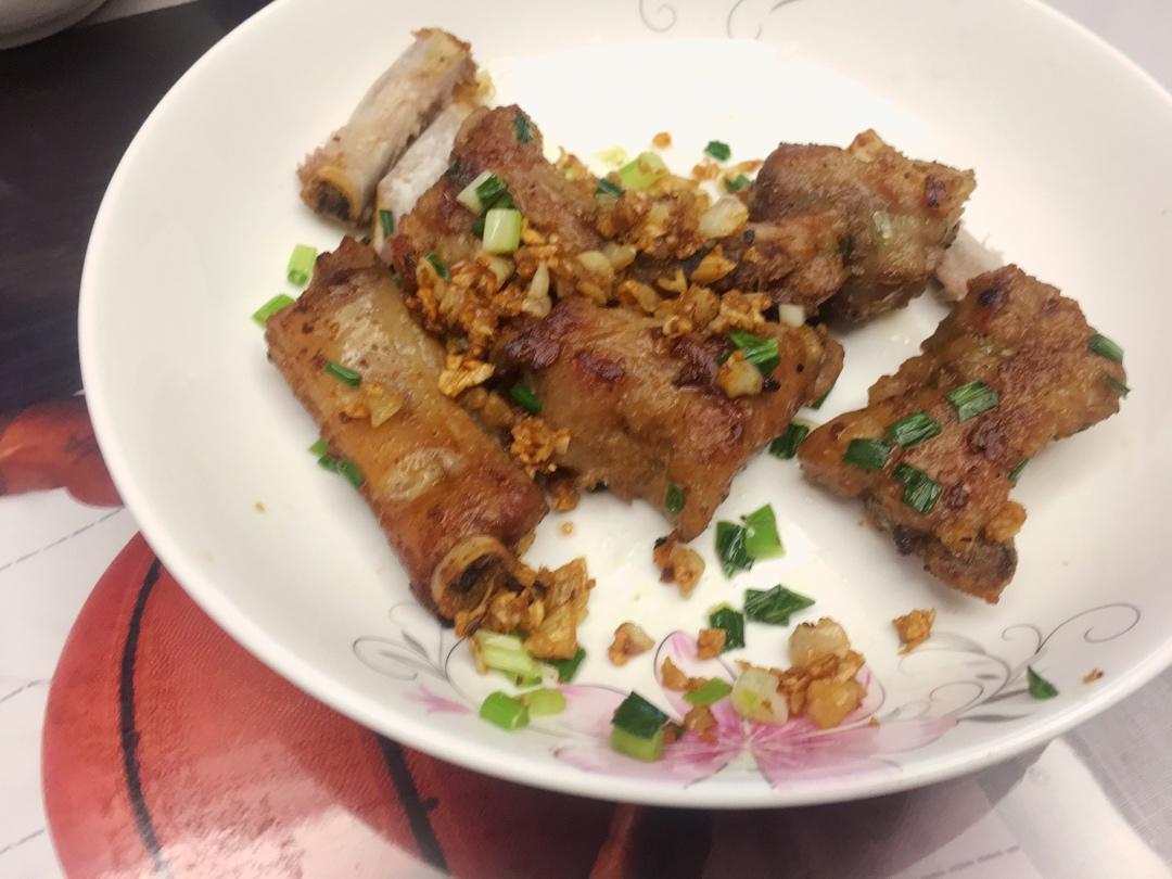 我家排骨从不红烧，加一些大蒜，出锅香喷喷，孩子吃完舔手指