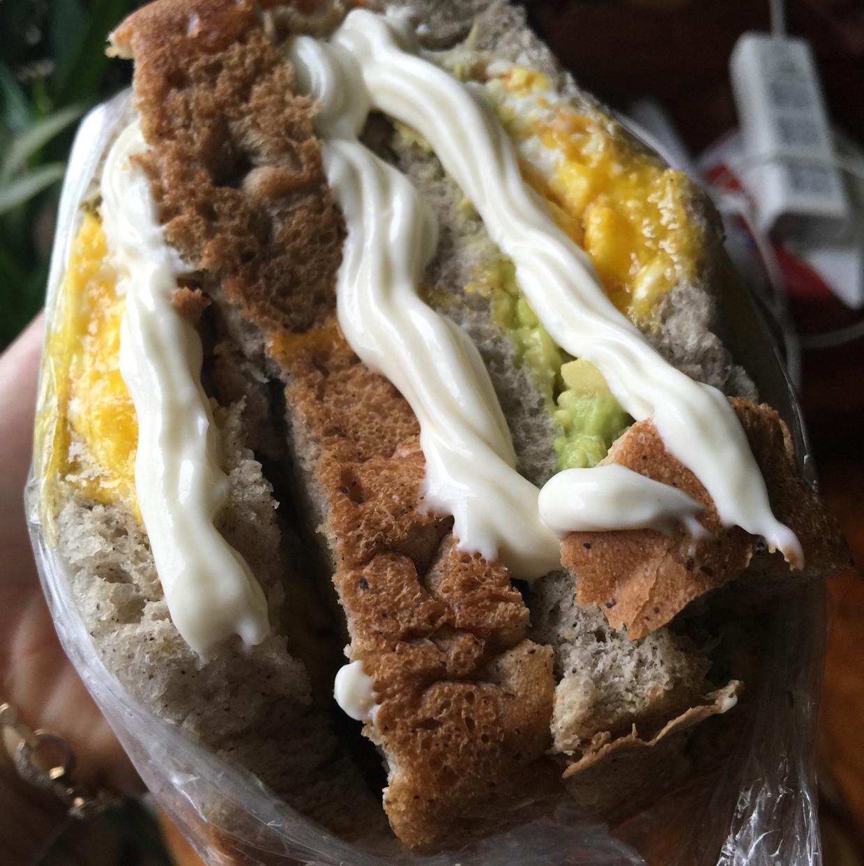 切了两片下来做了个外表简单粗暴的[咖啡][咖啡]牛油果鸡蛋四明治,两