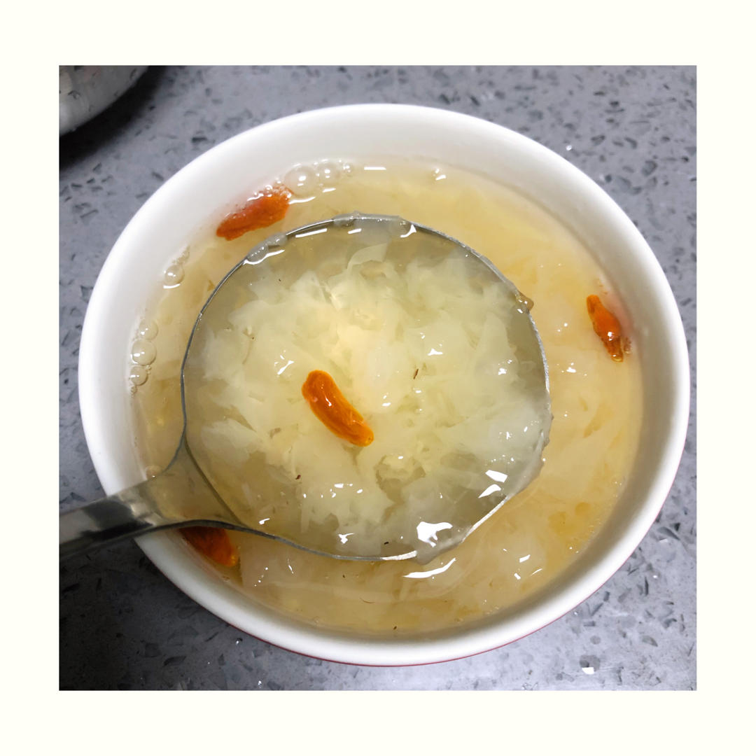 秋天里的第一碗糖水，水晶果冻一般的红枣雪耳莲子桃胶