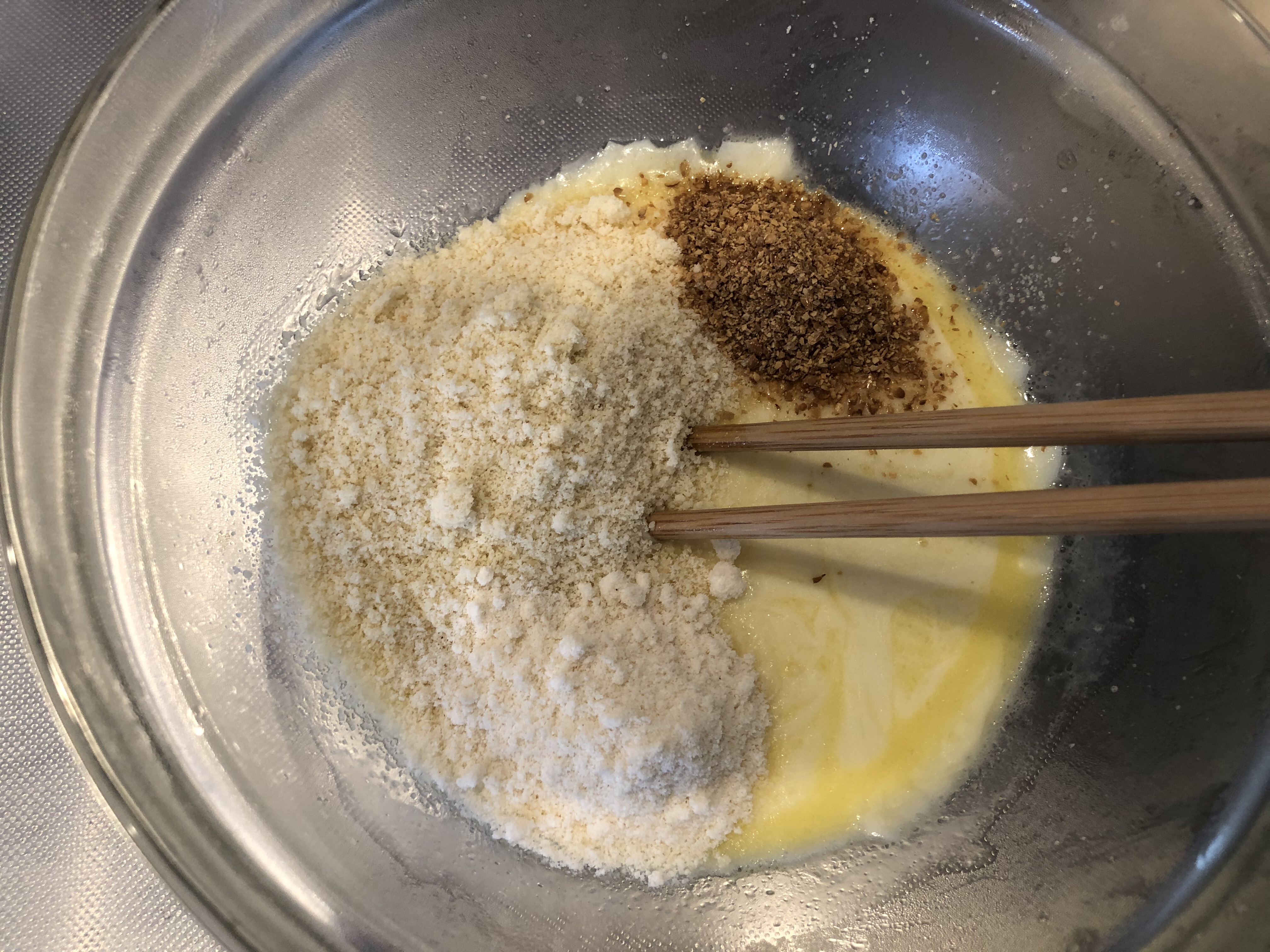 生酮低碳芝麻蛋黄月饼/蛋黄酥的做法 步骤3
