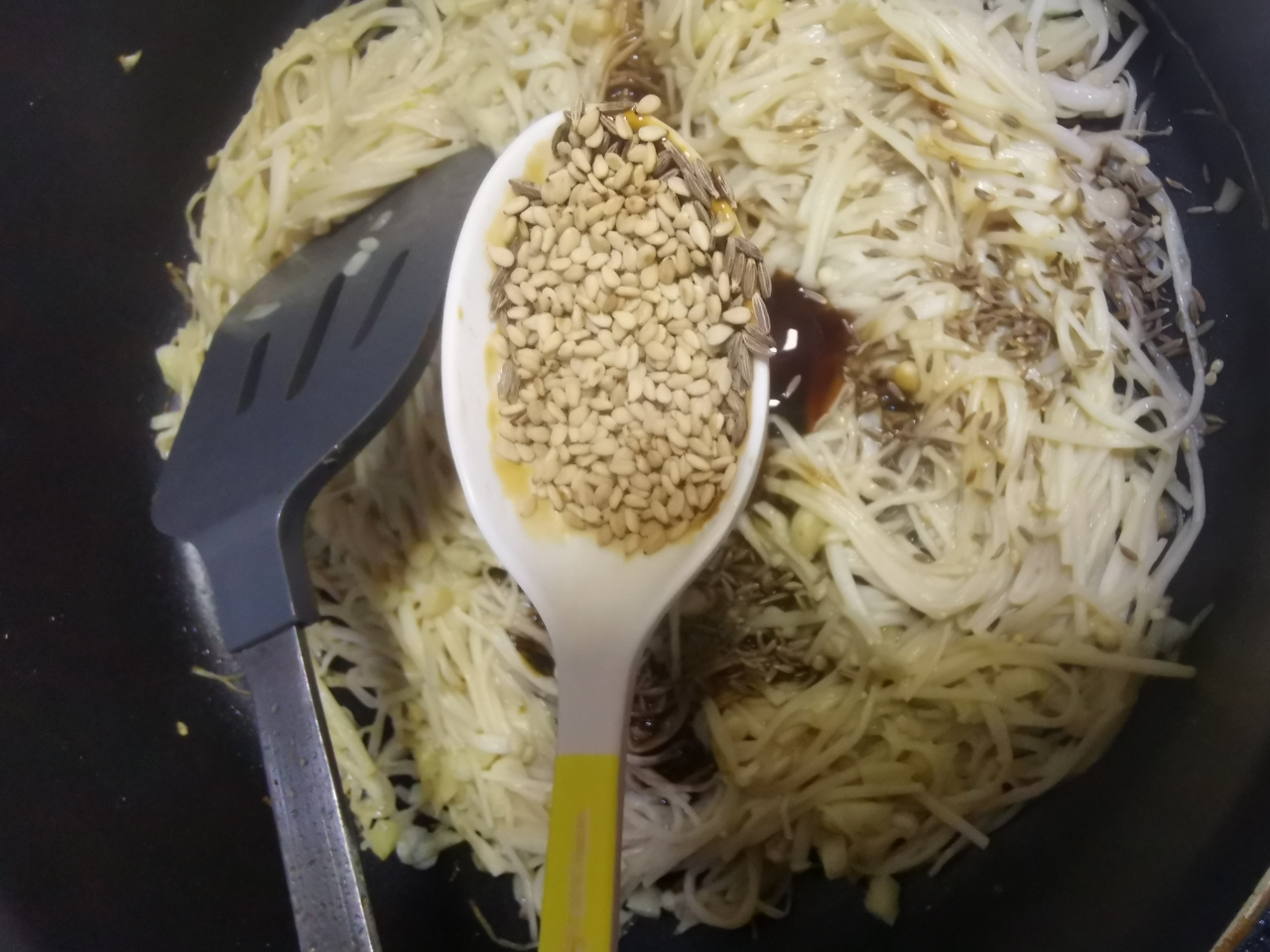 超好吃的孜然金针菇，简单易学超下饭！的做法 步骤4