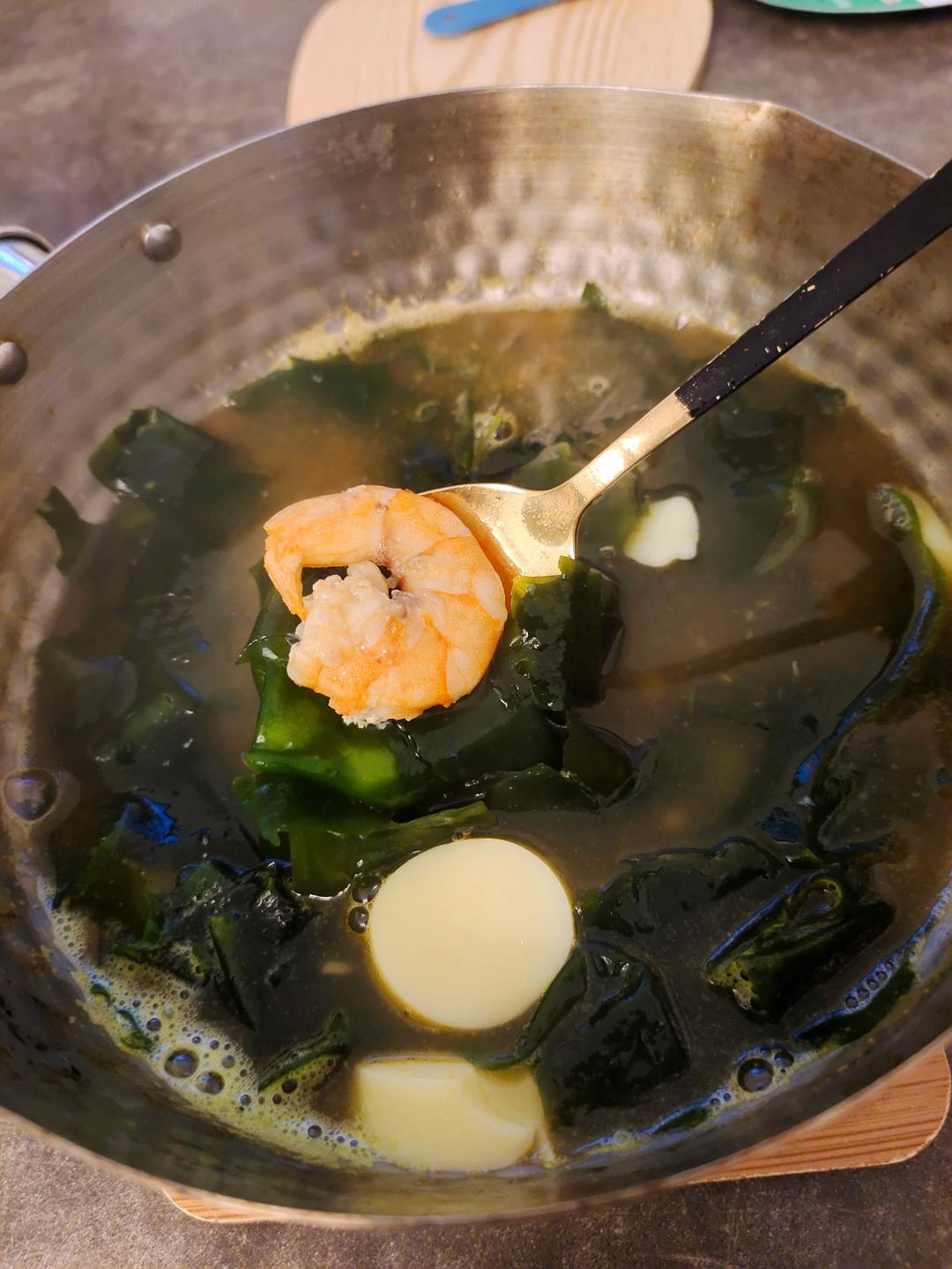 减脂健康的虾仁豆腐裙带菜汤
