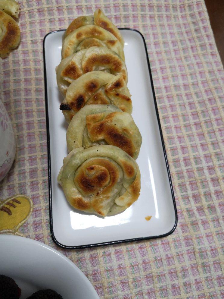 不费劲的饺子皮葱油饼😋一个平底锅就能搞定