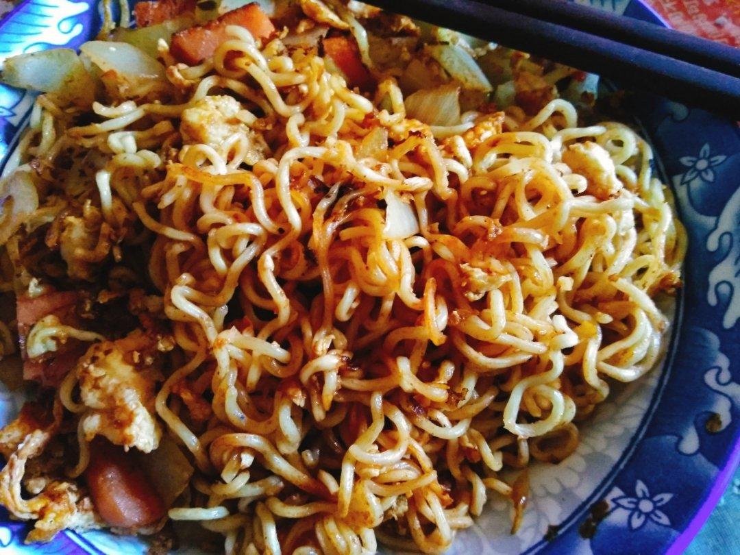 路边摊风味炒方便面