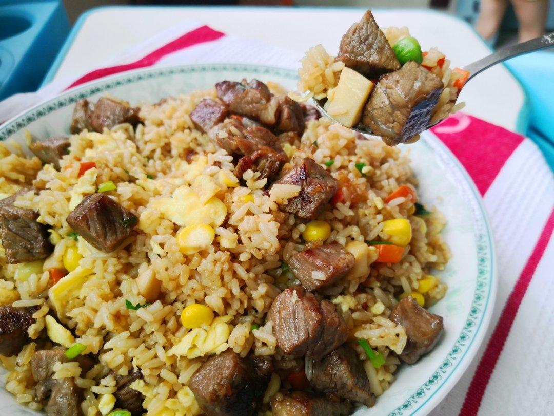 牛肉粒蔬菜炒饭