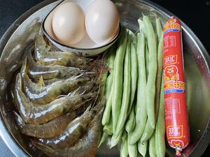 儿子小时候常吃的蛋炒饭：四季豆虾仁火腿肠蛋炒饭的做法 步骤1
