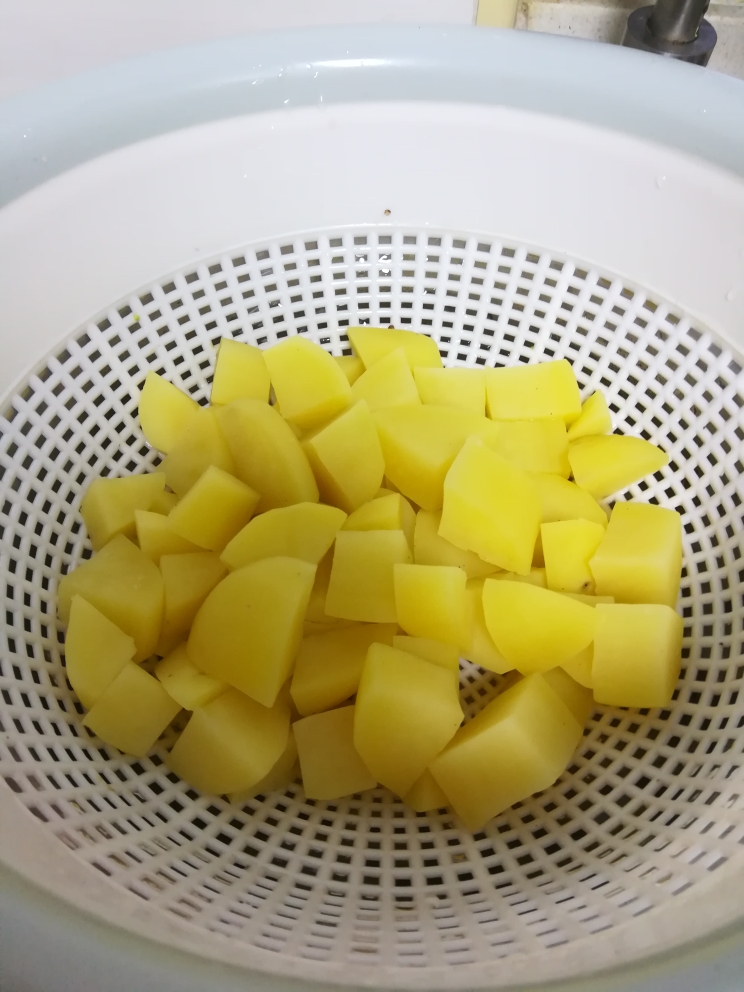 红烧土豆块（绵软香）的做法 步骤1