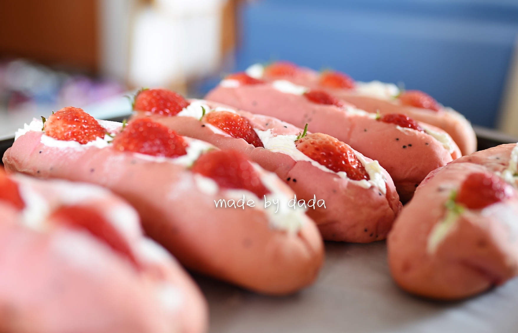 火龙果奶油草莓面包