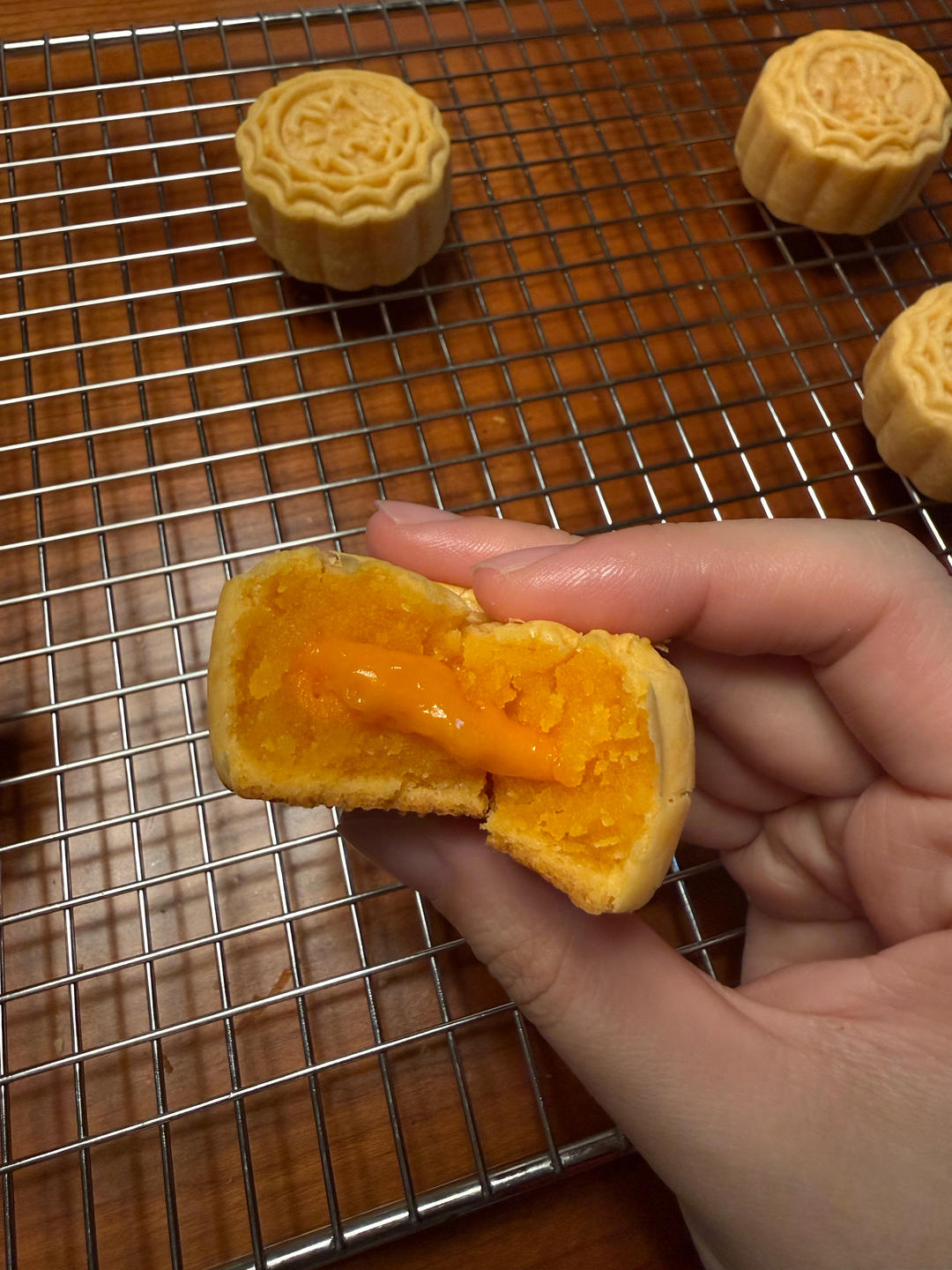 💃奶黄流心月饼——这是可以让你坐稳朋友圈厨霸位置的月饼🥮，没人点赞算我输👎