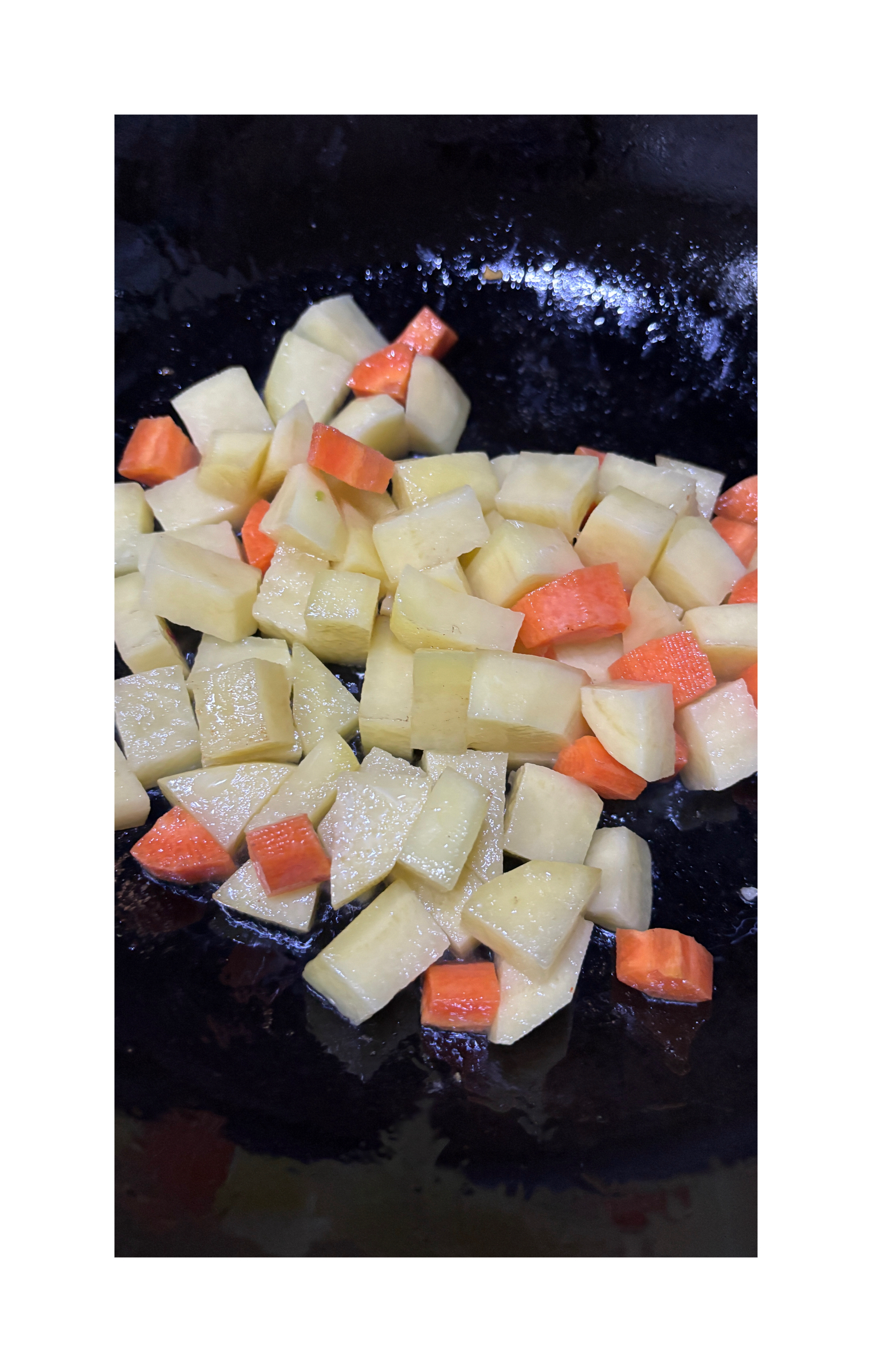 最简单美味版咖喱土豆胡萝卜的做法 步骤3