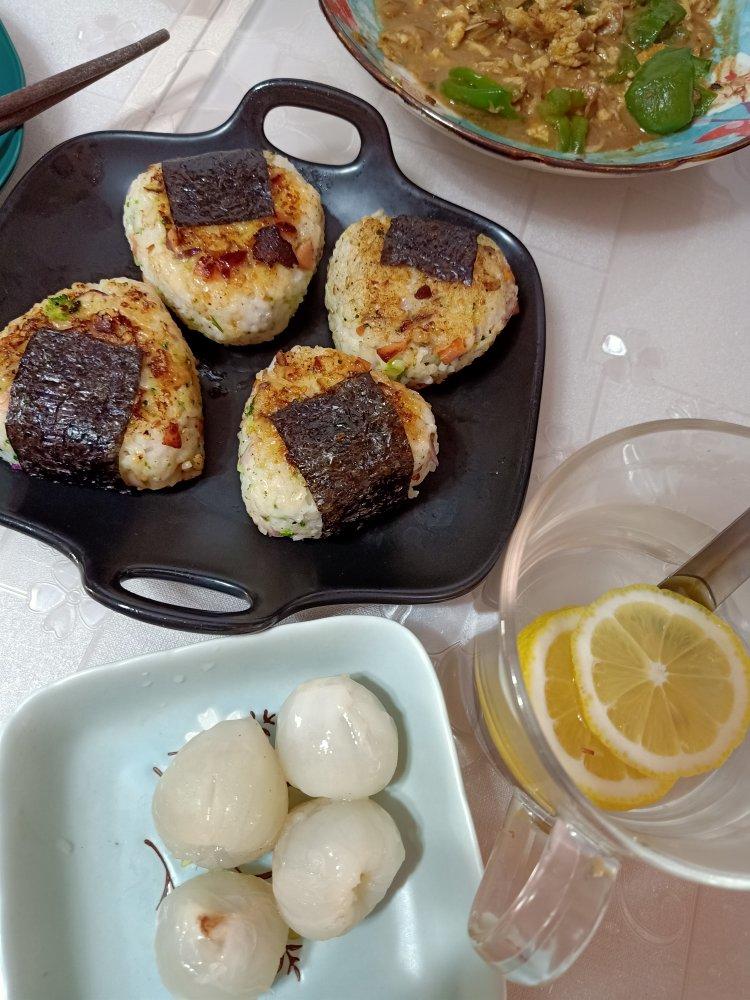 剩米饭的神仙吃法，肉松酱油烤饭团，平底锅就能做哦～