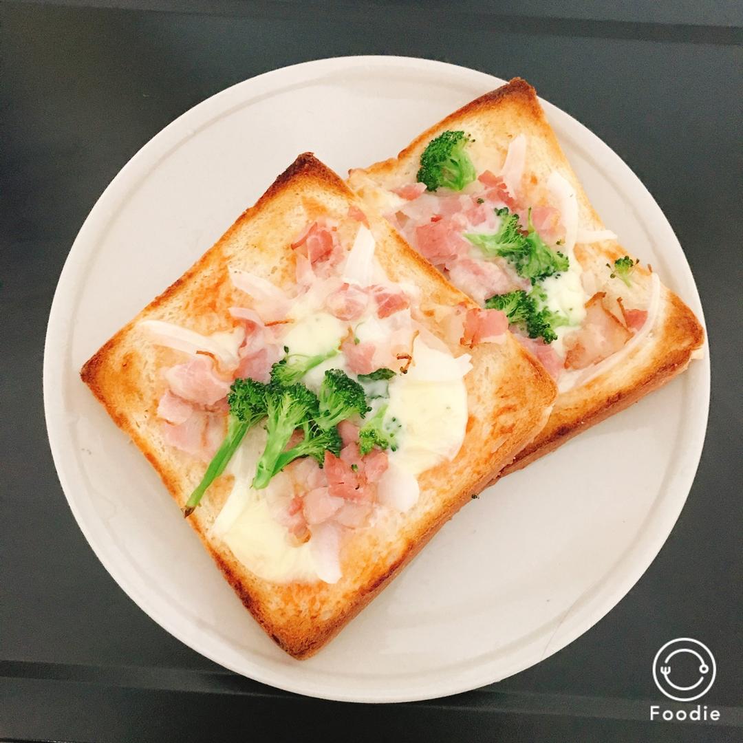 水煮鱼爱吃草做的吐司培根小批萨