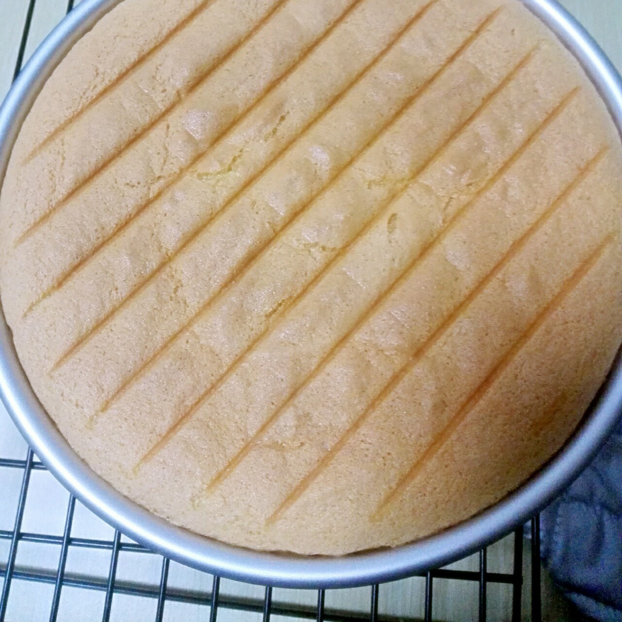 超简单完美戚风蛋糕（6寸2蛋）附打发、翻拌、脱模视频