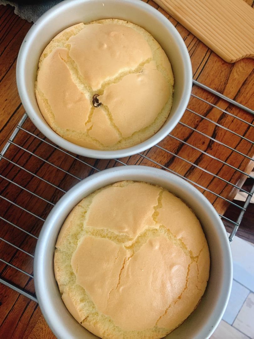 超简单完美戚风蛋糕（6寸2蛋）附打发、翻拌、脱模视频