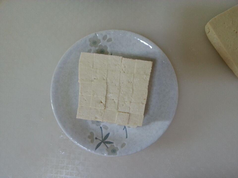 香椿苗拌豆腐的做法 步骤2