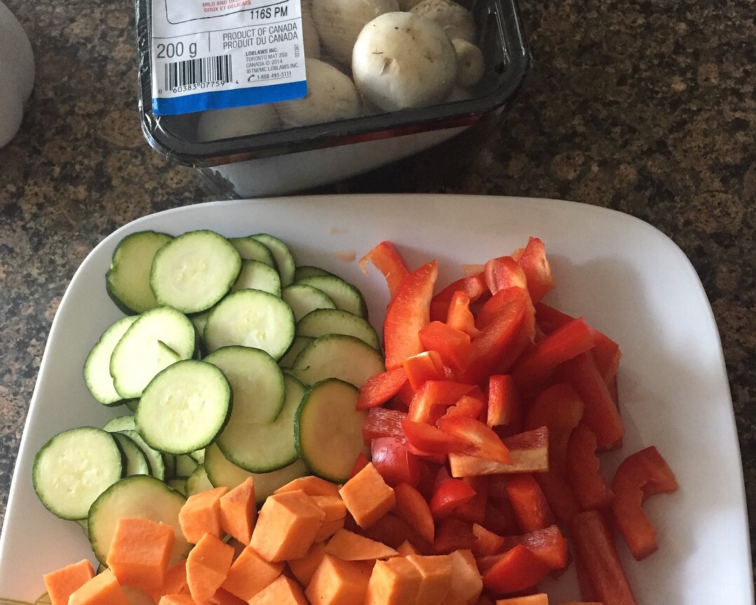 简单健康的烤蔬菜 roasted veggies with maple balsamic vinaigrette的做法 步骤1
