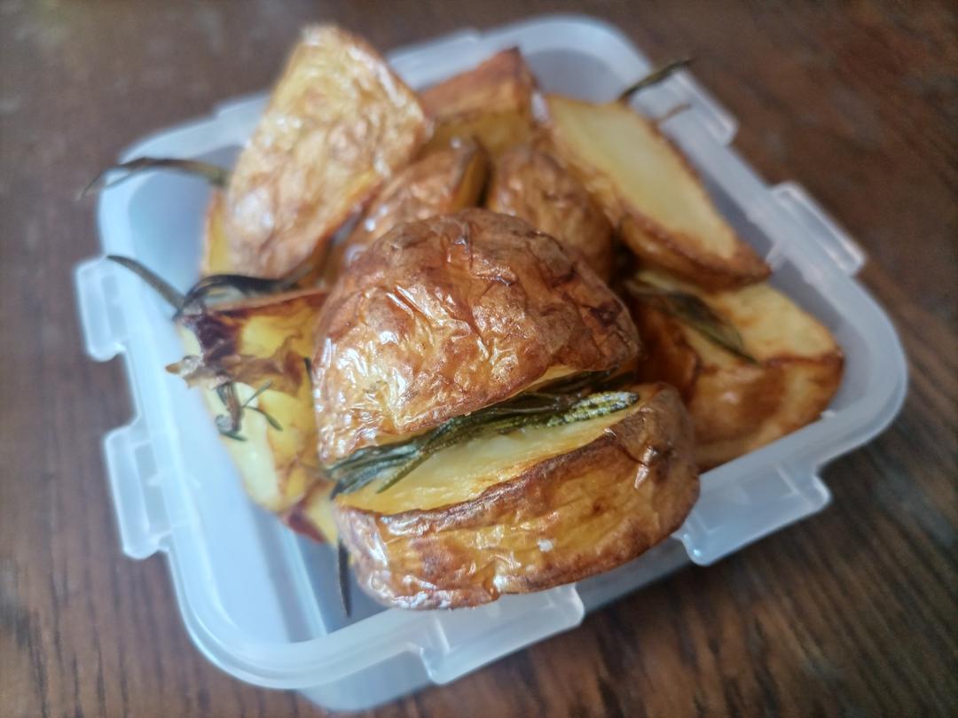 迷迭香烤土豆，这样烤它不香吗！