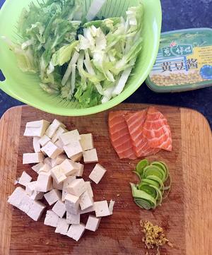 豆腐酱汤 配 鲜煎三文鱼的做法 步骤1