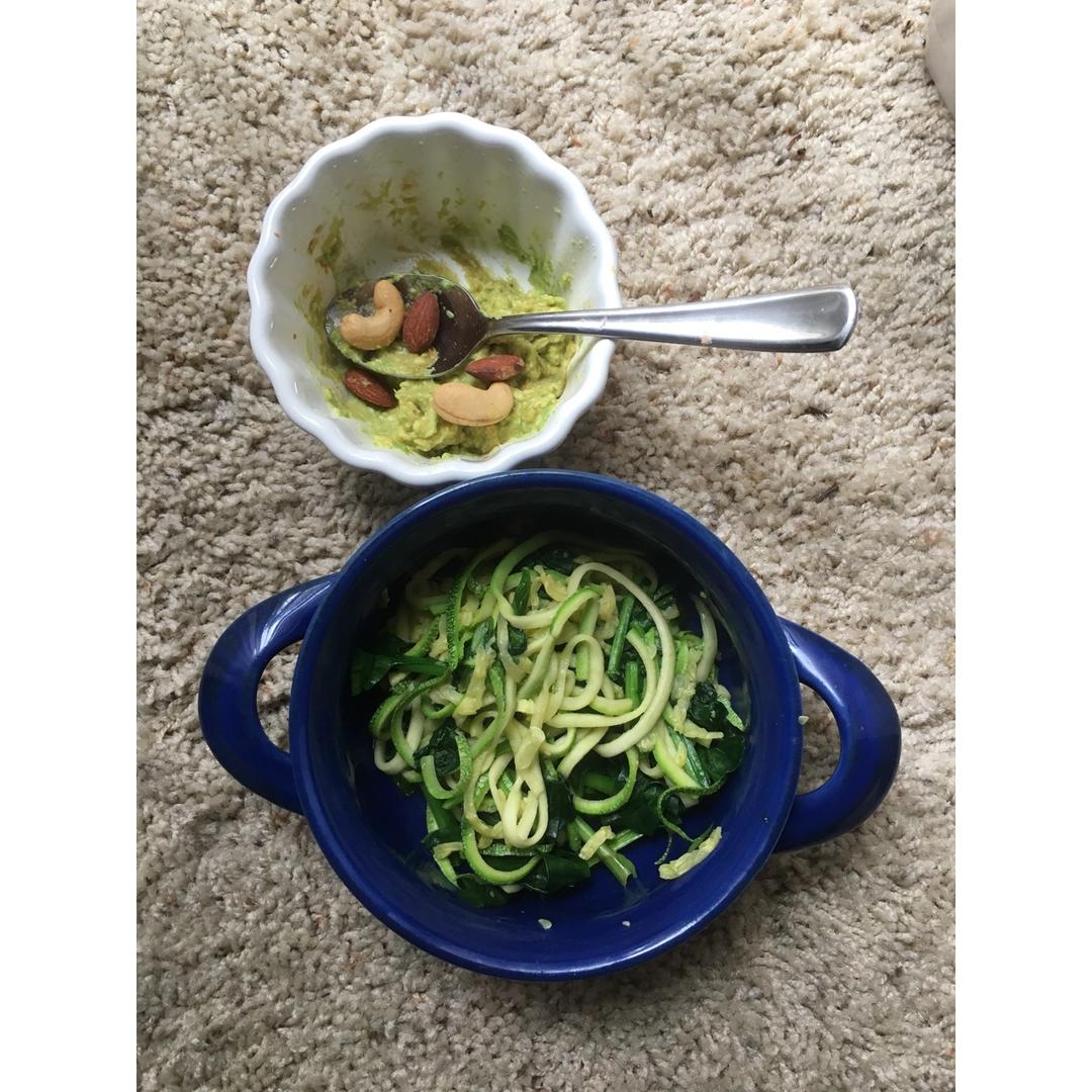 【健康三餐】菠菜牛油果青酱西葫芦面条