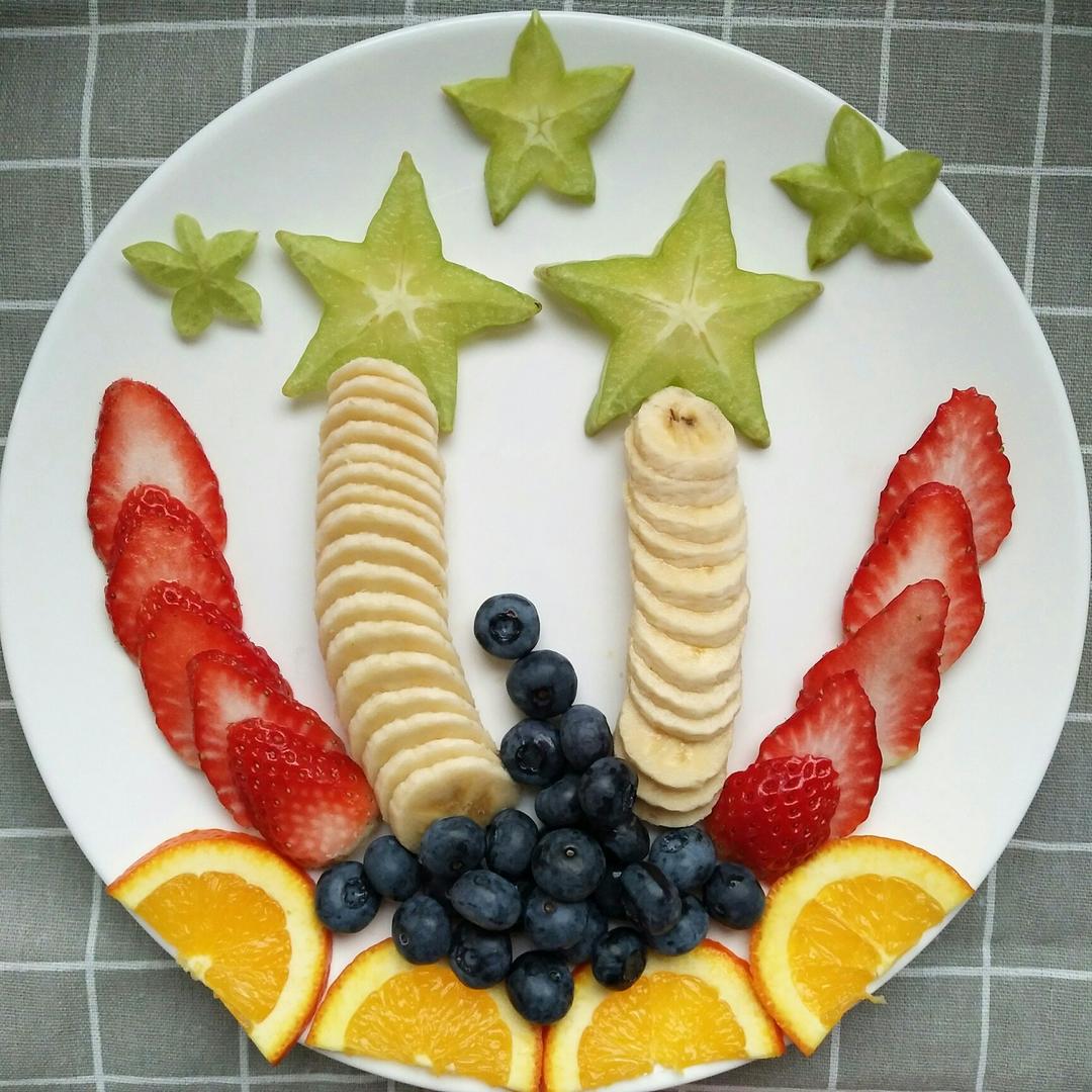 水果拼盘和木瓜奶昔