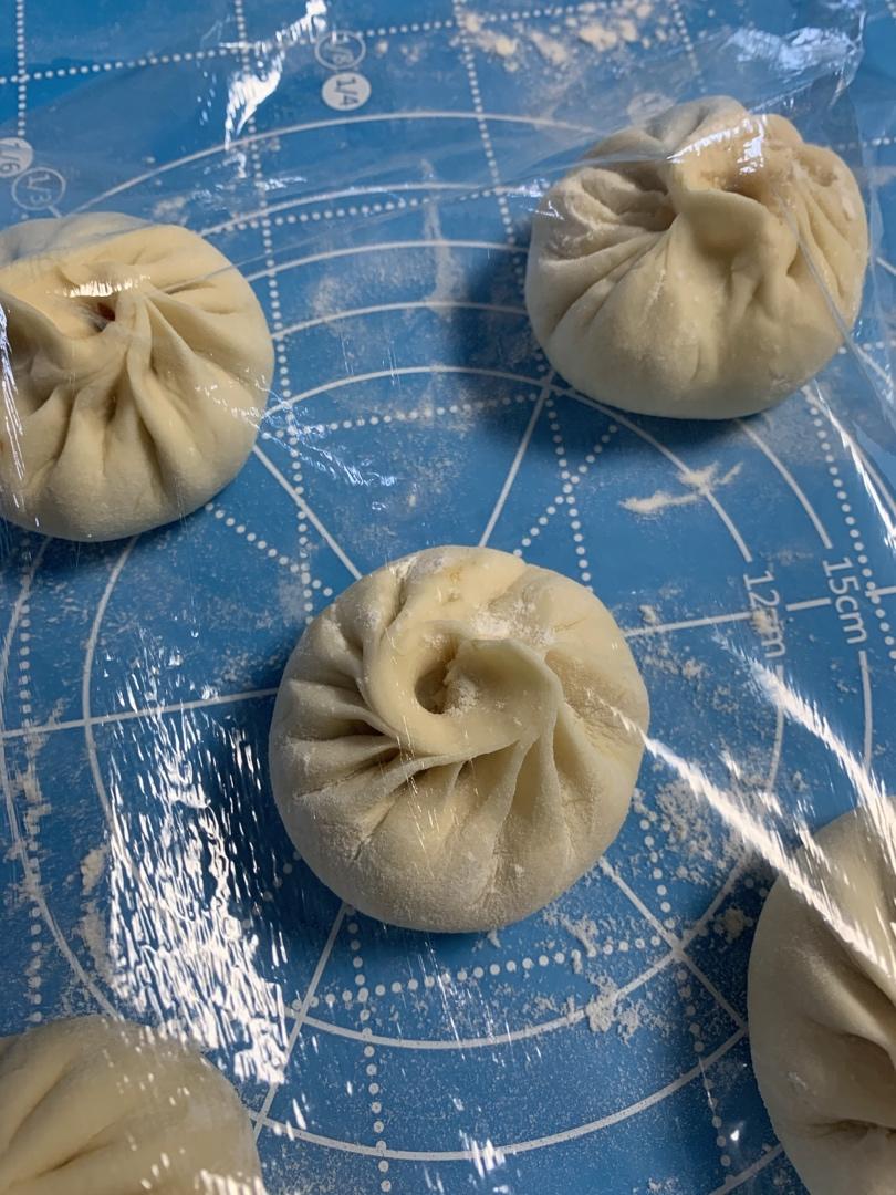 松软多汁的肉包子