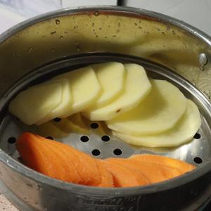 【胡萝卜土豆泥】6、7、8月龄婴儿宝宝辅食的做法 步骤5