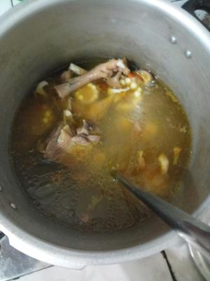 养生土鸡汤的做法 步骤3