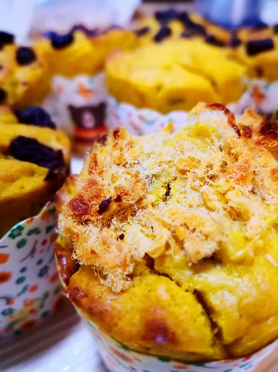 又快手又松软的南瓜大麦芬，金灿灿好美味！