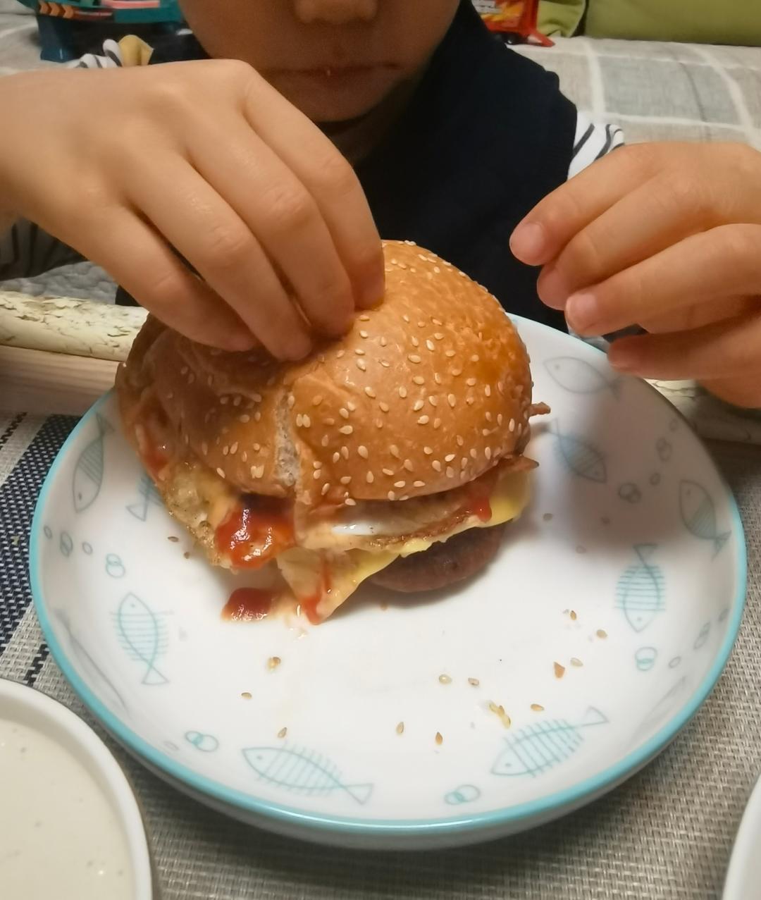 牛肉汉堡 煎出香嫩多汁的牛肉饼