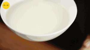教你完美撞出一碗黄小厨同款姜汁撞奶，内附这道菜的成功秘笈哦~的做法 步骤4