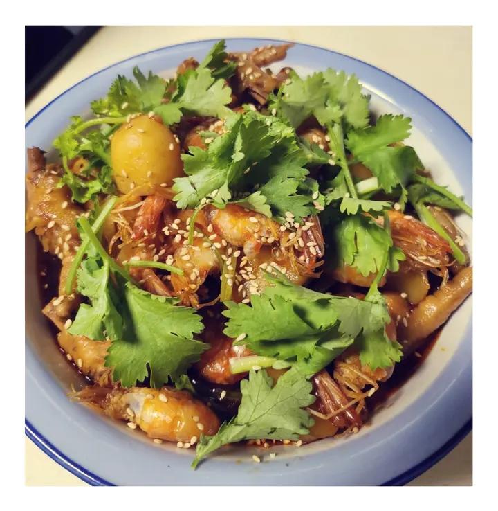 超简单的明虾鸡爪煲