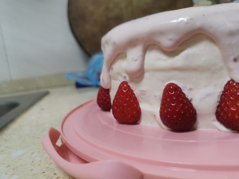 没有色素的粉色草莓蛋糕