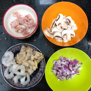 依旧免奶油～健康低脂白汁海鲜蘑菇培根意粉的做法 步骤1