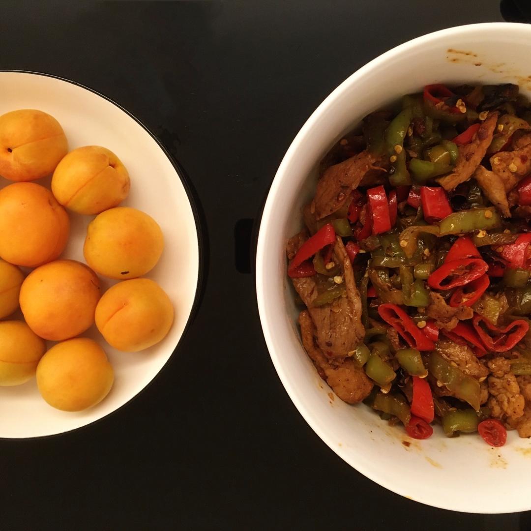 五花肉炒青红椒