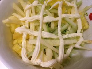 蔬果沙拉，青瓜（黄瓜）苹果的做法 步骤1