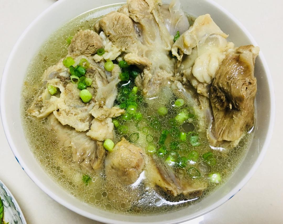 非常简单又美味的大骨头汤