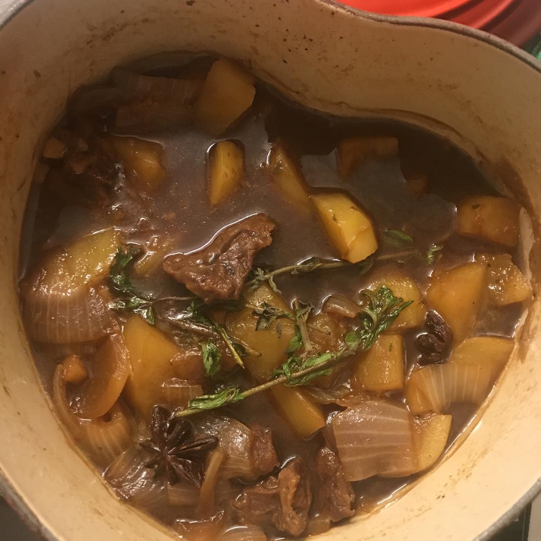 铸铁锅土豆炖牛肉